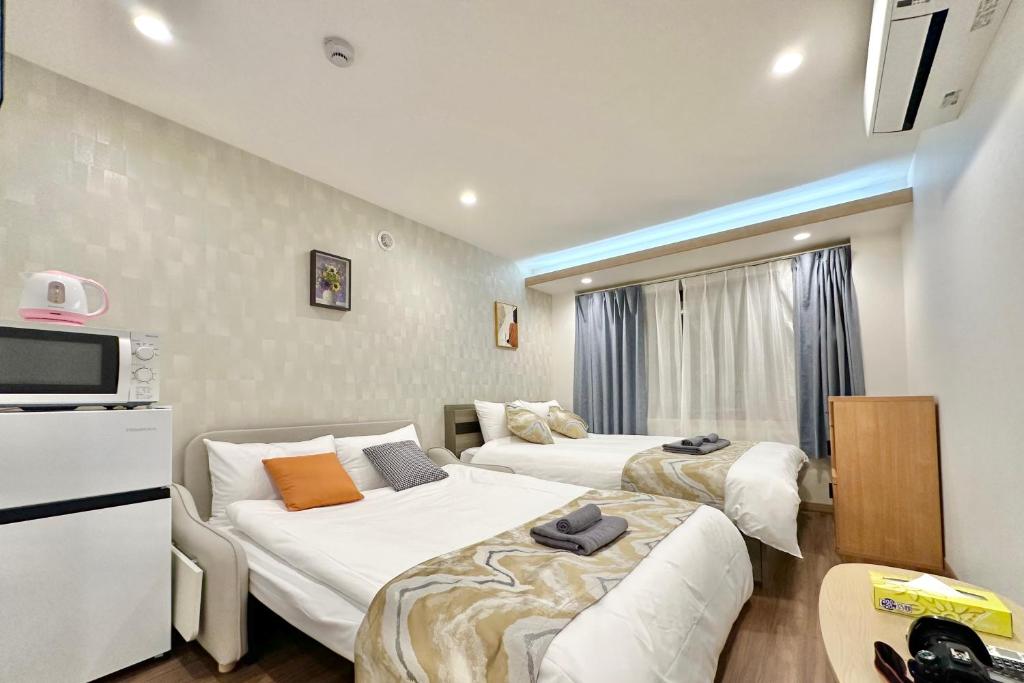 Twin bed room, wide angle